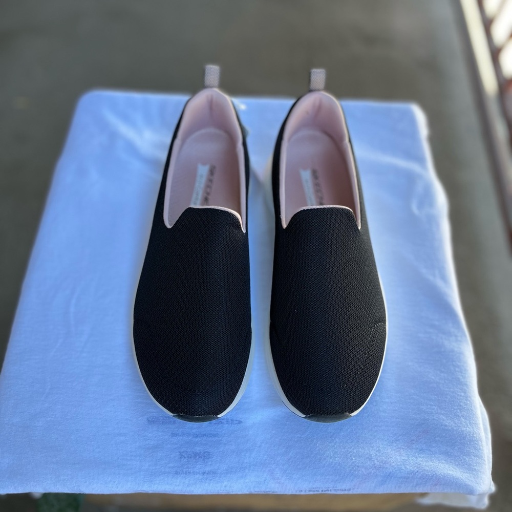 Woman Sketchers art comfort (podiatrist certified arch support). Slip on shoes